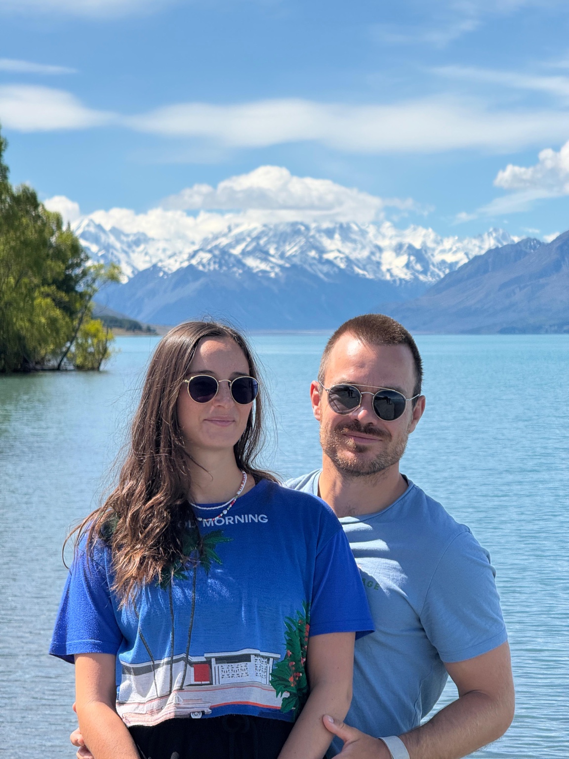 Kenza et Pierre devant un lac et les montagnes enneigées