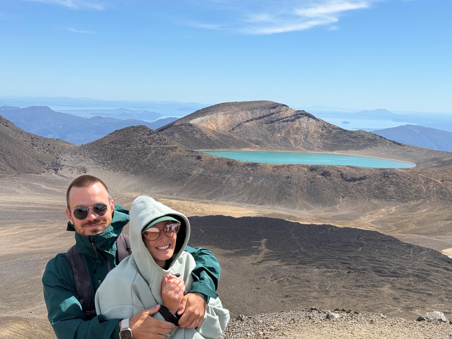 Kenza et Pierre devant un lac de montagne